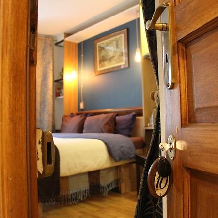 Private Room In A Parisian Homestay! - Close To It All! Room photo