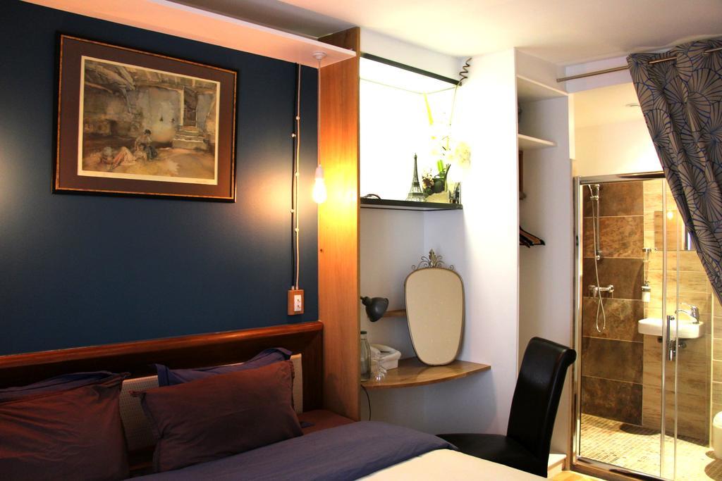 Private Room In A Parisian Homestay! - Close To It All! Room photo
