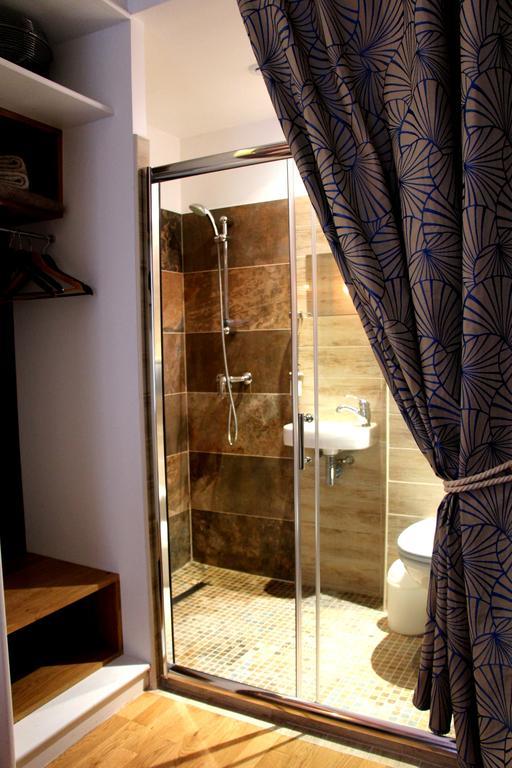 Private Room In A Parisian Homestay! - Close To It All! Room photo