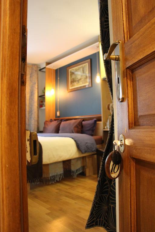 Private Room In A Parisian Homestay! - Close To It All! Room photo