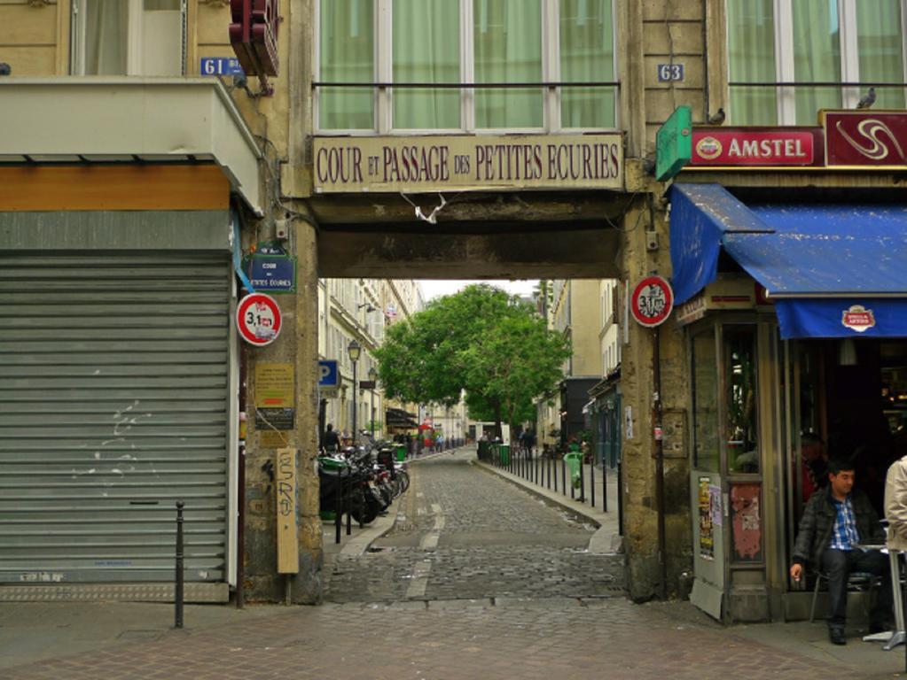 Private Room In A Parisian Homestay! - Close To It All! Exterior photo
