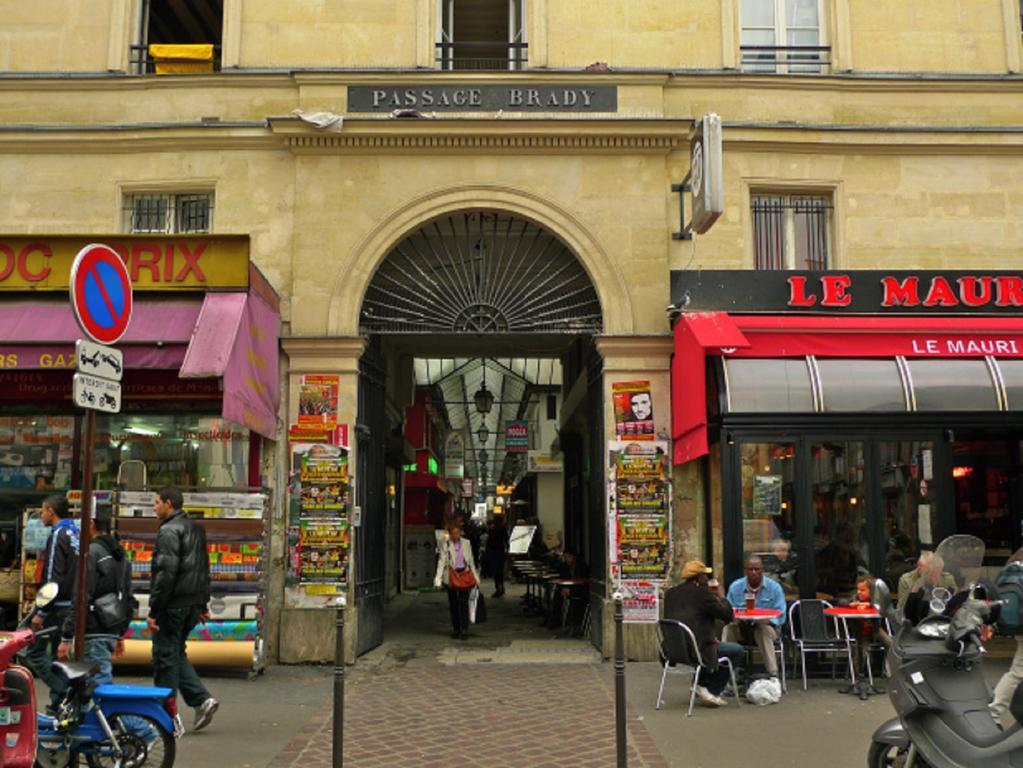 Private Room In A Parisian Homestay! - Close To It All! Exterior photo