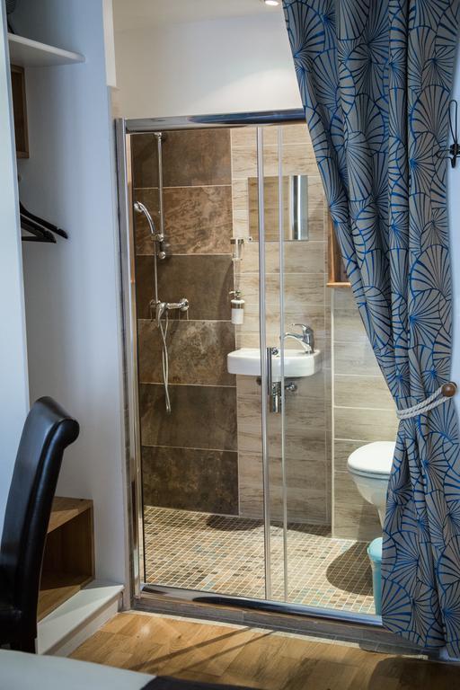 Private Room In A Parisian Homestay! - Close To It All! Exterior photo