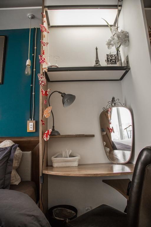Private Room In A Parisian Homestay! - Close To It All! Exterior photo